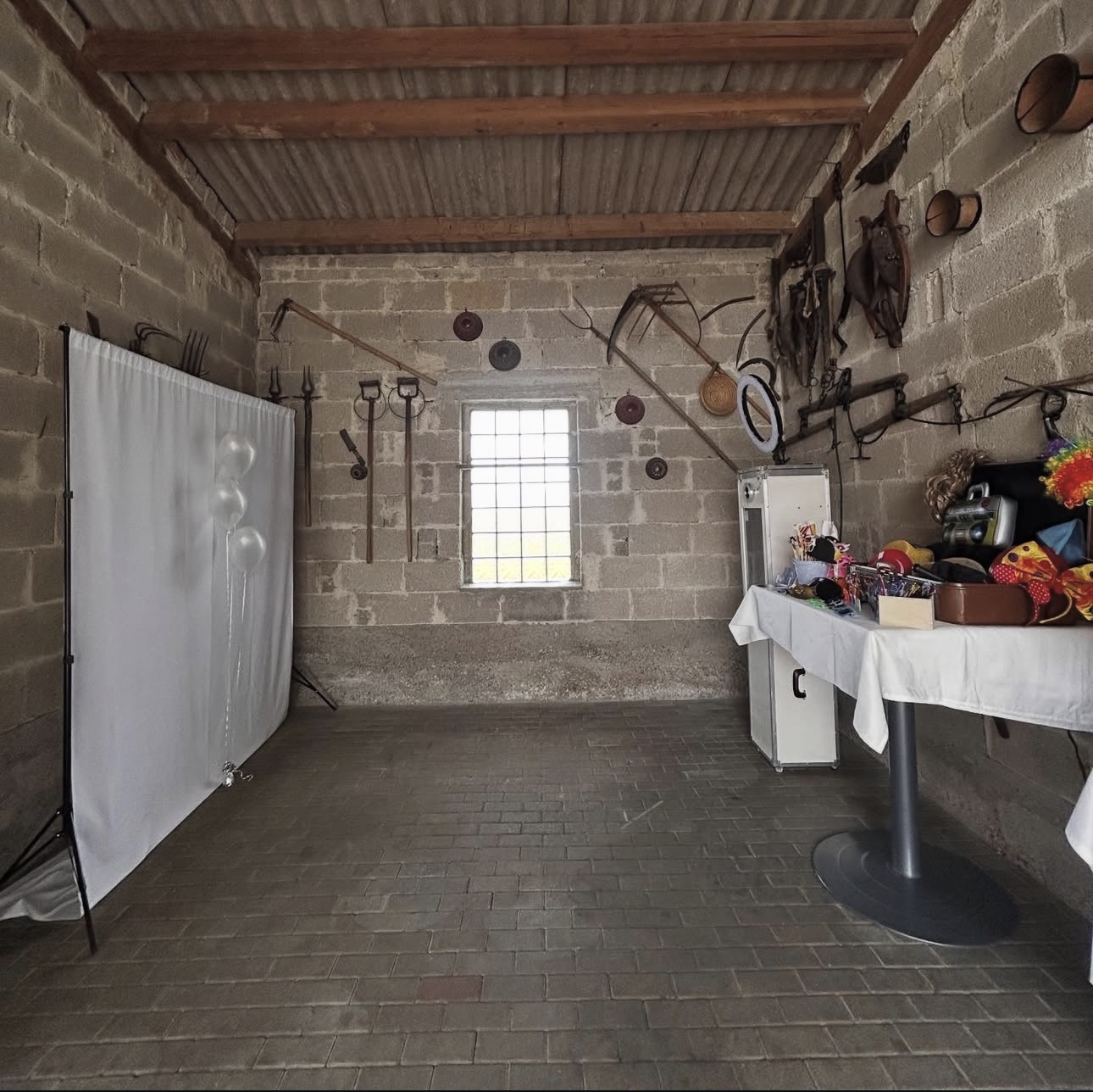 Fotobox mit Hintergrund und Requisiten-Tisch, fertig aufgebaut