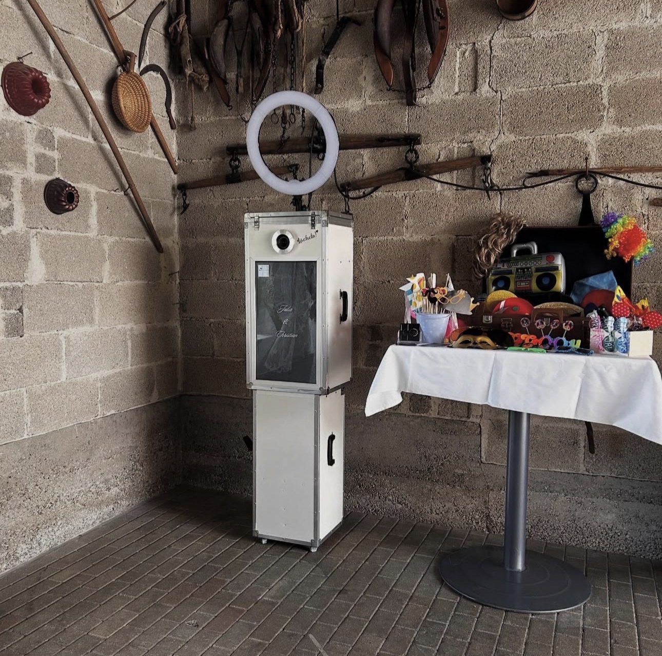 Unsere Fotobox mit Ring-Licht und Requisiten-Tisch